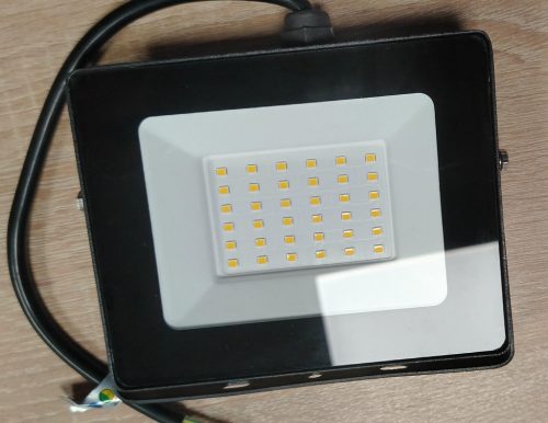 deLux DEL1715 LED reflektor 30W 2400lm 4000K IP65 200-240VAC lapos, fekete, alumínium SLIM SERIES 144*125*26,3mm 