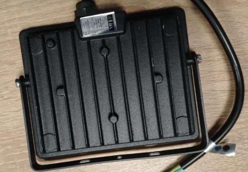 deLux DEL1715 LED reflektor 30W 2400lm 4000K IP65 200-240VAC lapos, fekete, alumínium SLIM SERIES 144*125*26,3mm 