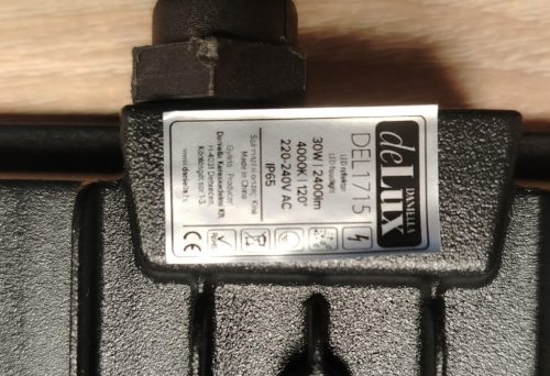 deLux DEL1715 LED reflektor 30W 2400lm 4000K IP65 200-240VAC lapos, fekete, alumínium SLIM SERIES 144*125*26,3mm 